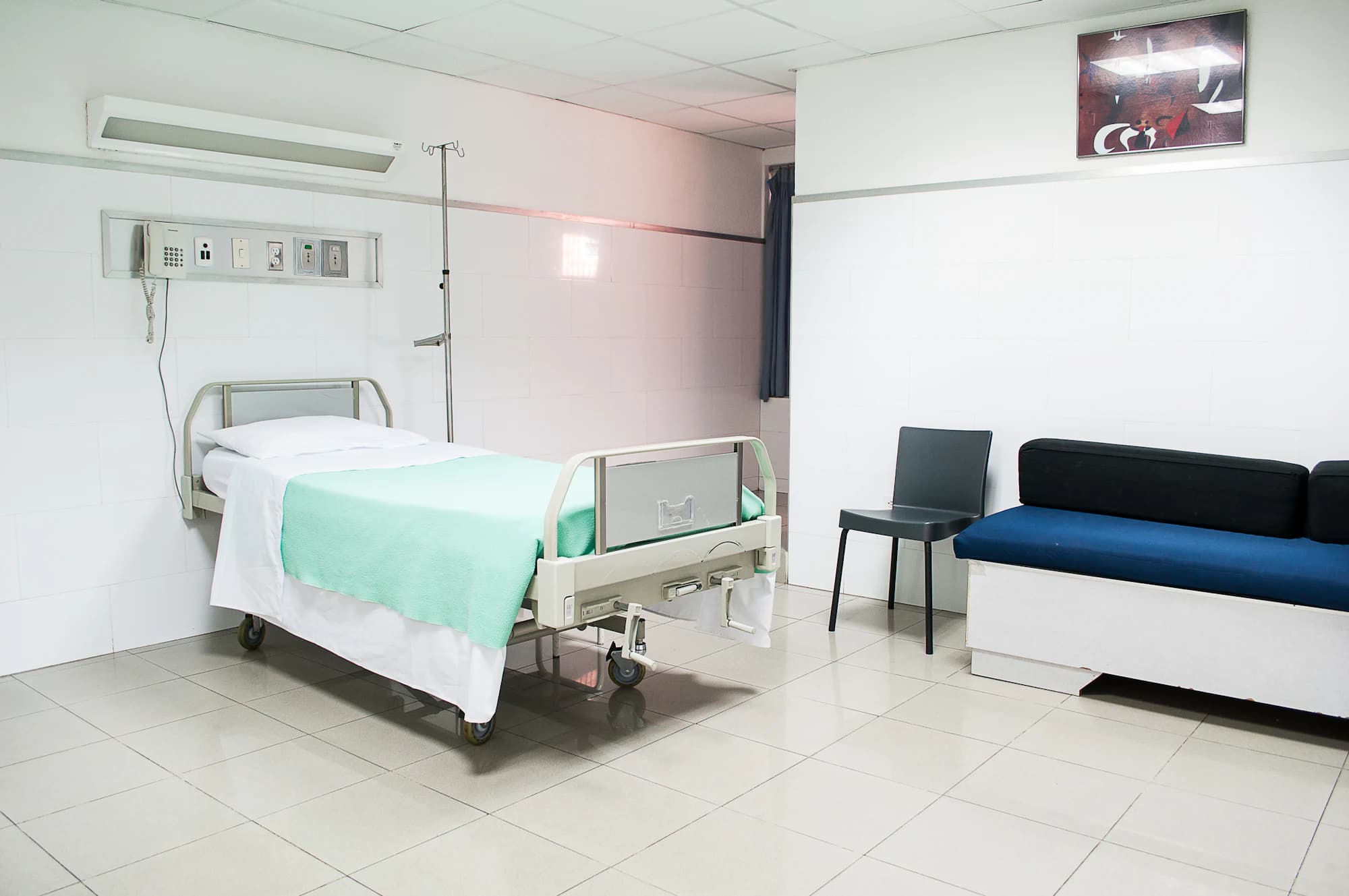 A single day-care room with one bed and a visitor couch.
