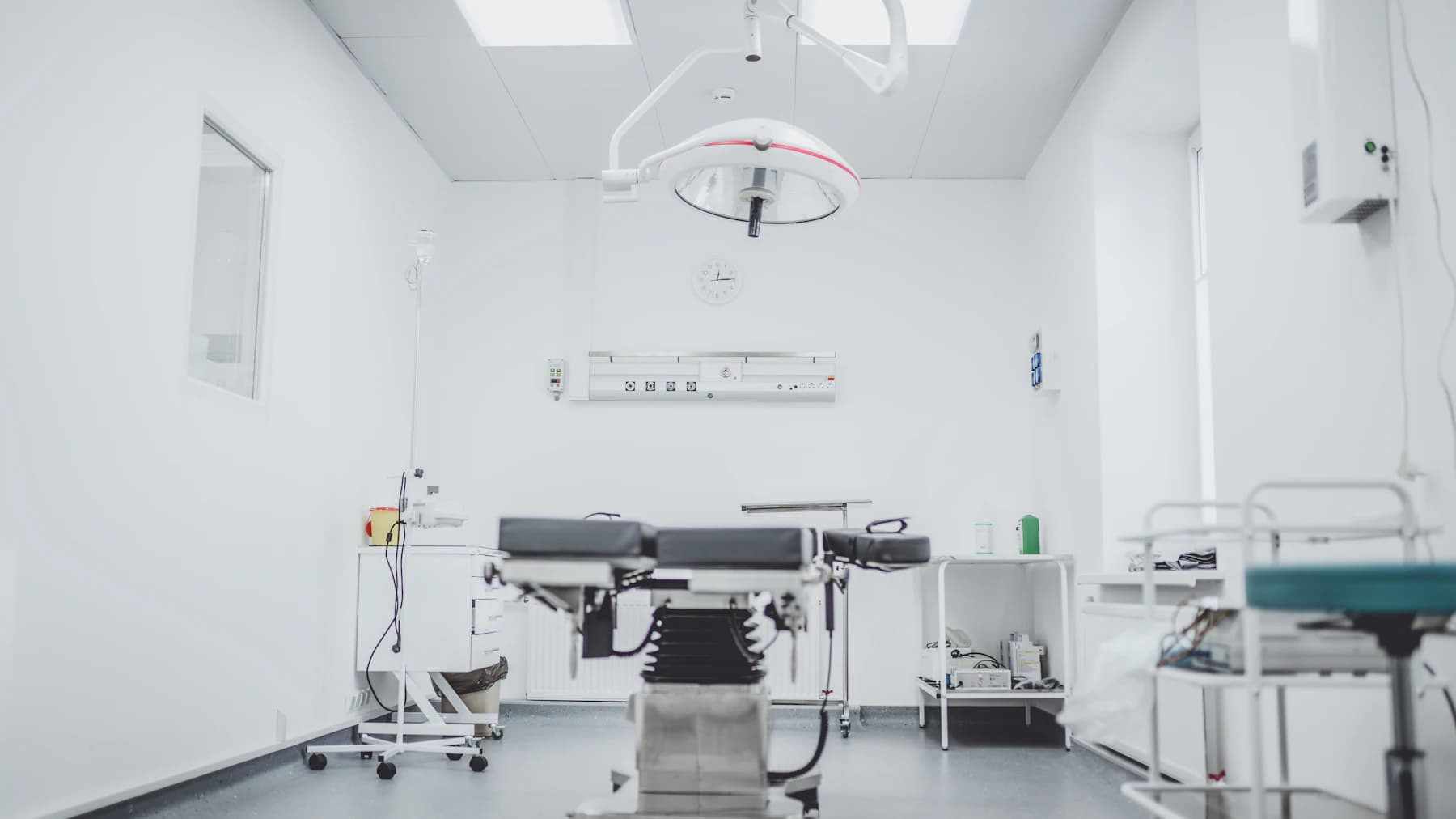 A compact operating room prepared for a short procedure list.